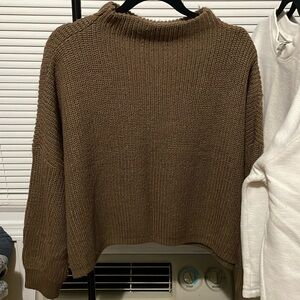 Brown turtleneck sweater
Barely worn
Slightly cropped